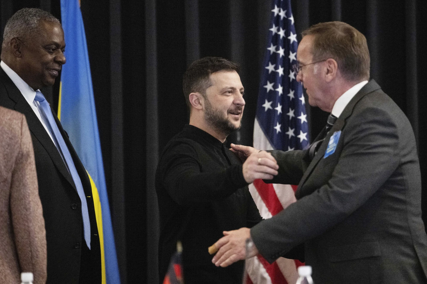Зліва направо: міністр оборони США Ллойд Остін, президент України Володимир Зеленський і міністр оборони Німеччини Борис Пісторіус на засіданні Контактної групи з України на авіабазі Рамштайн, Німеччина, у четвер, 9 січня 2025 року